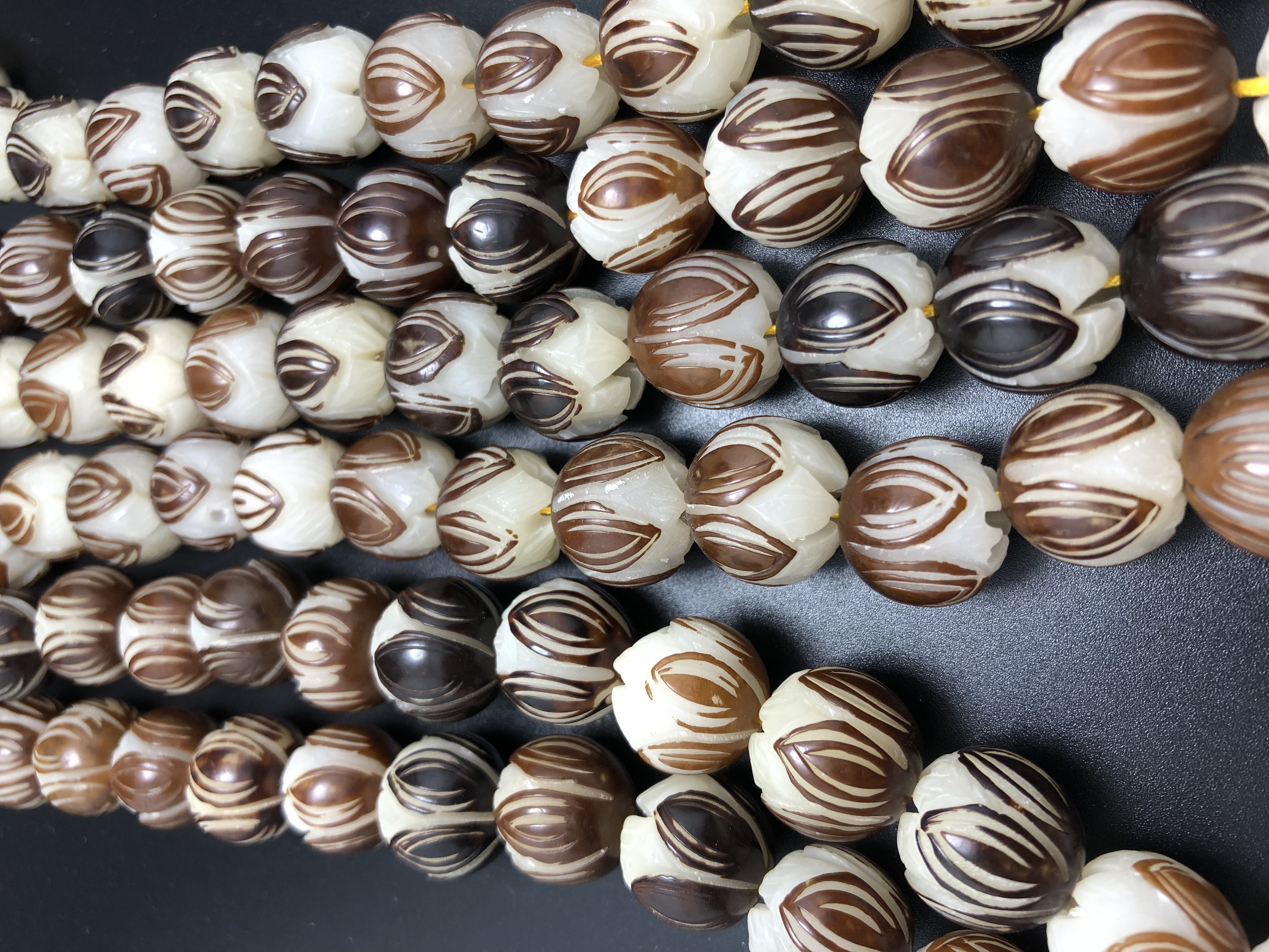 Natural Bodhi root carved lotus about 1.5 meters: Xiangyuan Buddhist Prayer Beads Store, No. 8091, 6th Street, D Zone, 3rd Floor, Phase I of Yiwu International Trade City