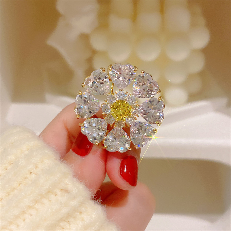 Super sparkling and rotatable zircon snowflake brooch and brooch, high-end heart-shaped zircon suit pin buckle detail image 4