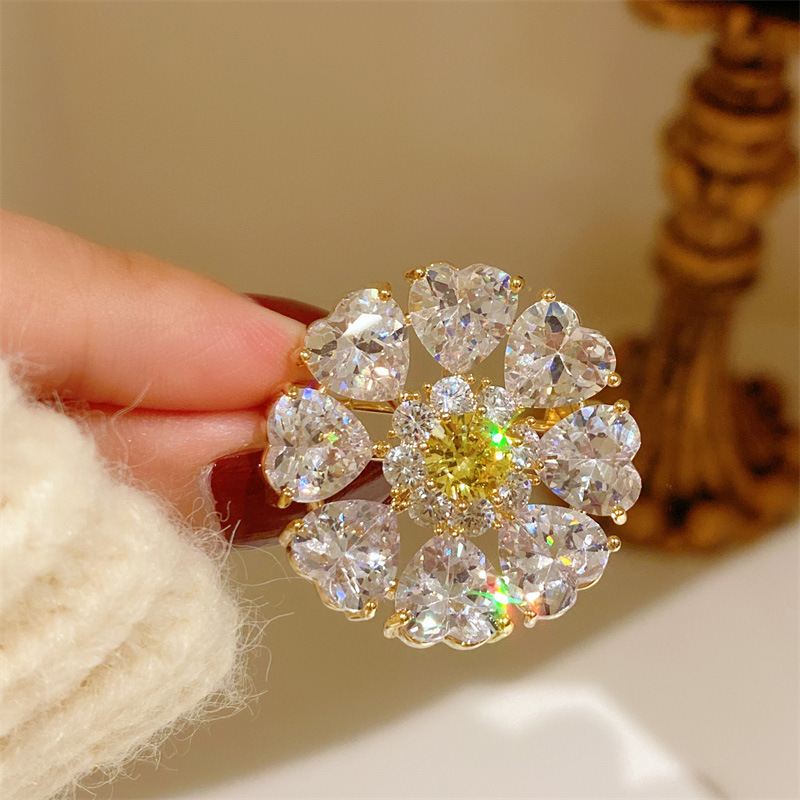 Super sparkling and rotatable zircon snowflake brooch and brooch, high-end heart-shaped zircon suit pin buckle