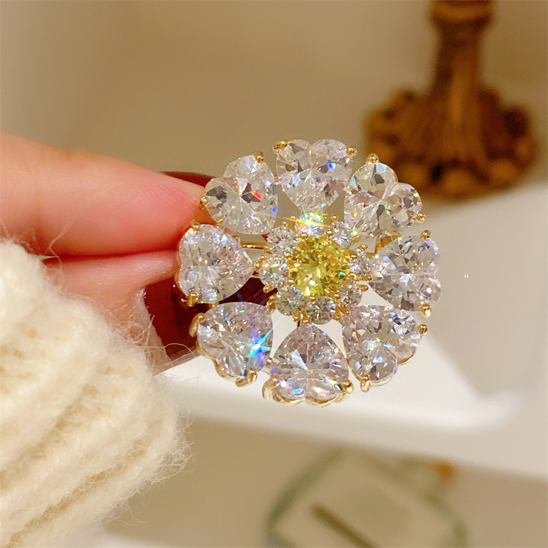 Super sparkling and rotatable zircon snowflake brooch and brooch, high-end heart-shaped zircon suit pin buckle detail image 2
