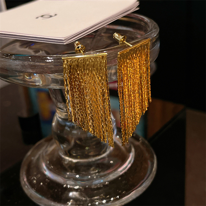 Fashionable and high-end geometric light plate flowing year arc-shaped tassel earrings, simple design sense earrings details Picture