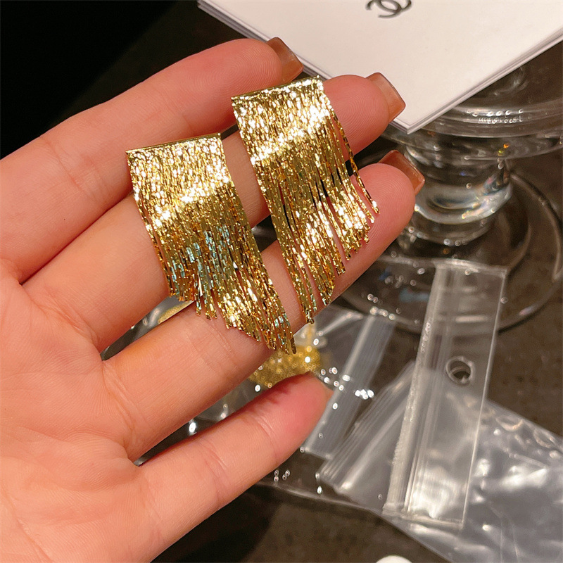 Fashionable and high-end geometric light plate flowing year arc-shaped tassel earrings, simple design sense earrings Specification image