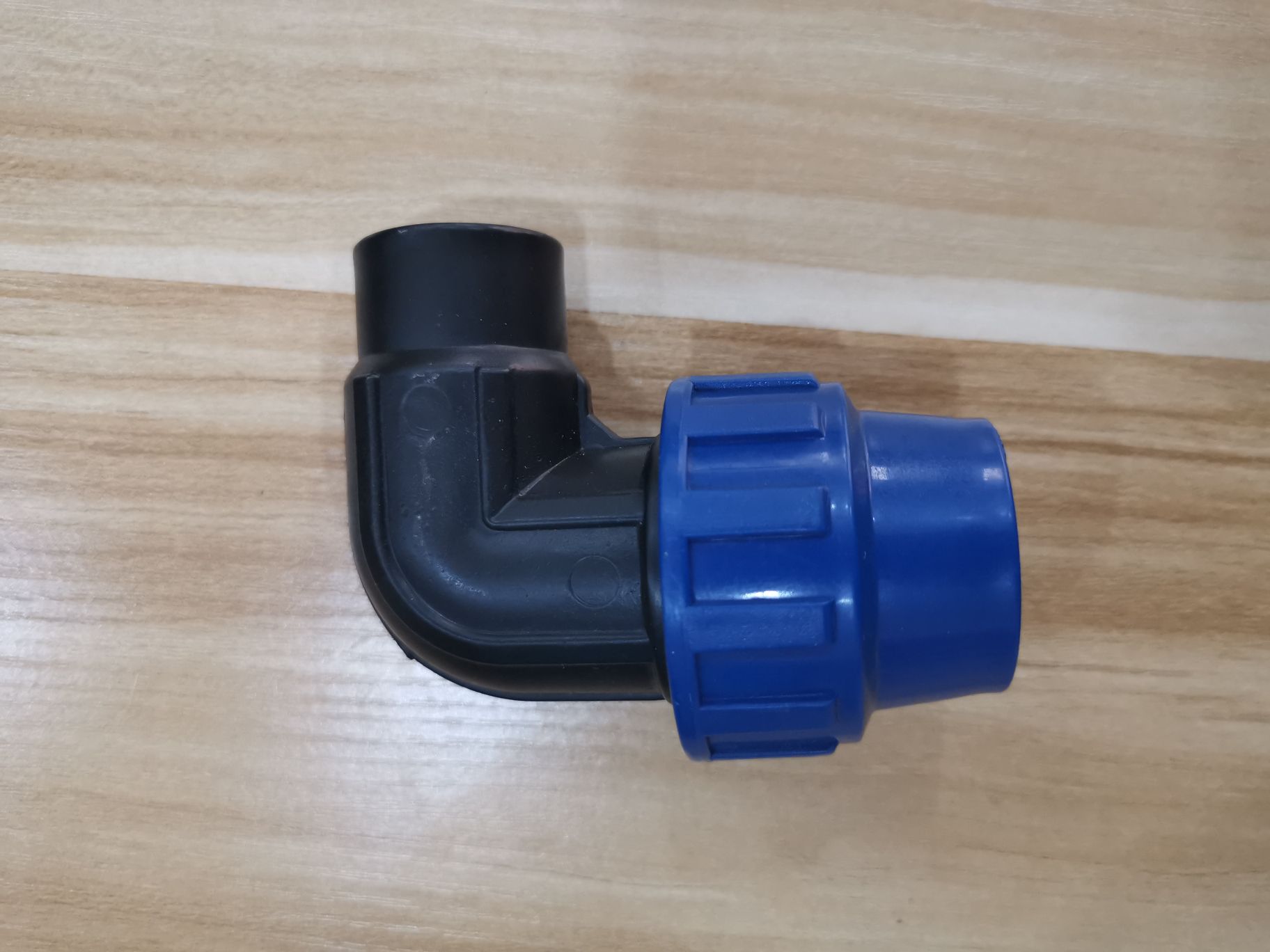PP quick coupling with internal screw joint