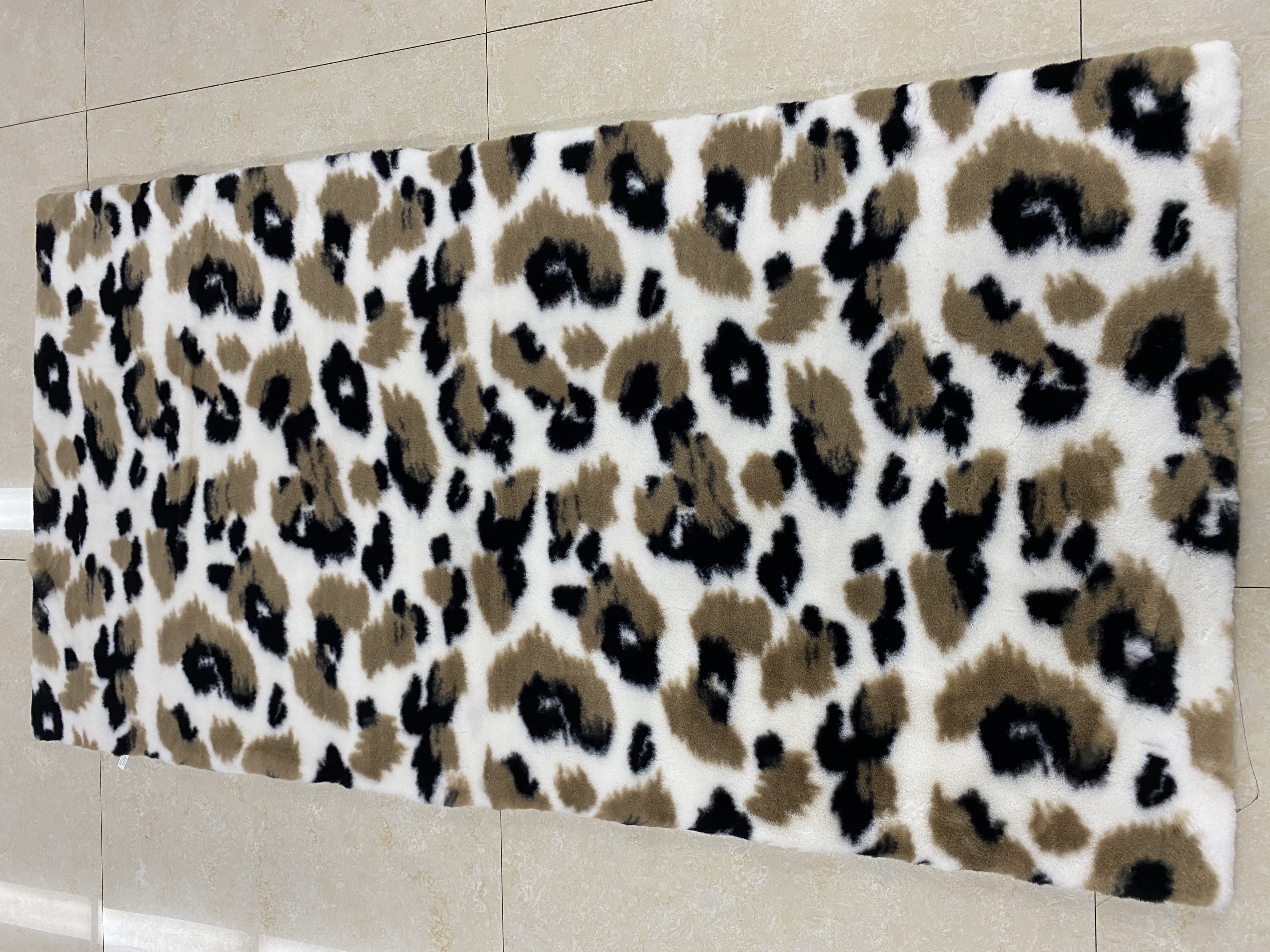 毛绒毯垫/家用地垫/枕头套白底实物图