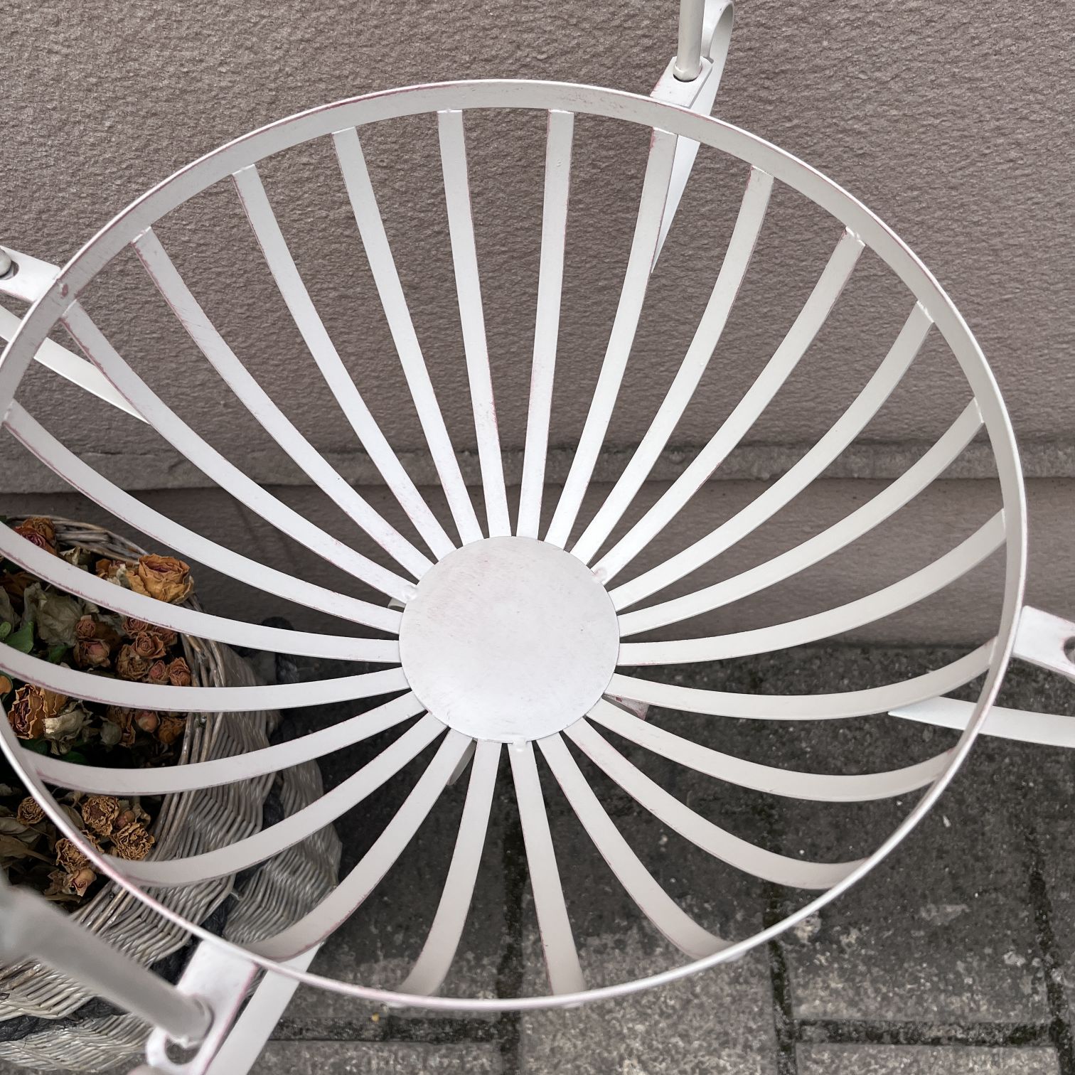 Retro aged ironwork hanging baskets, flower POTS, hanging flower stands, plant support, outdoor garden green ivy, rose and orchid storage flower stands, courtyard decoration hanging baskets, creative balcony flower stands, hanging baskets, flower pot hangers, simple ironwork pendants Application Scenario