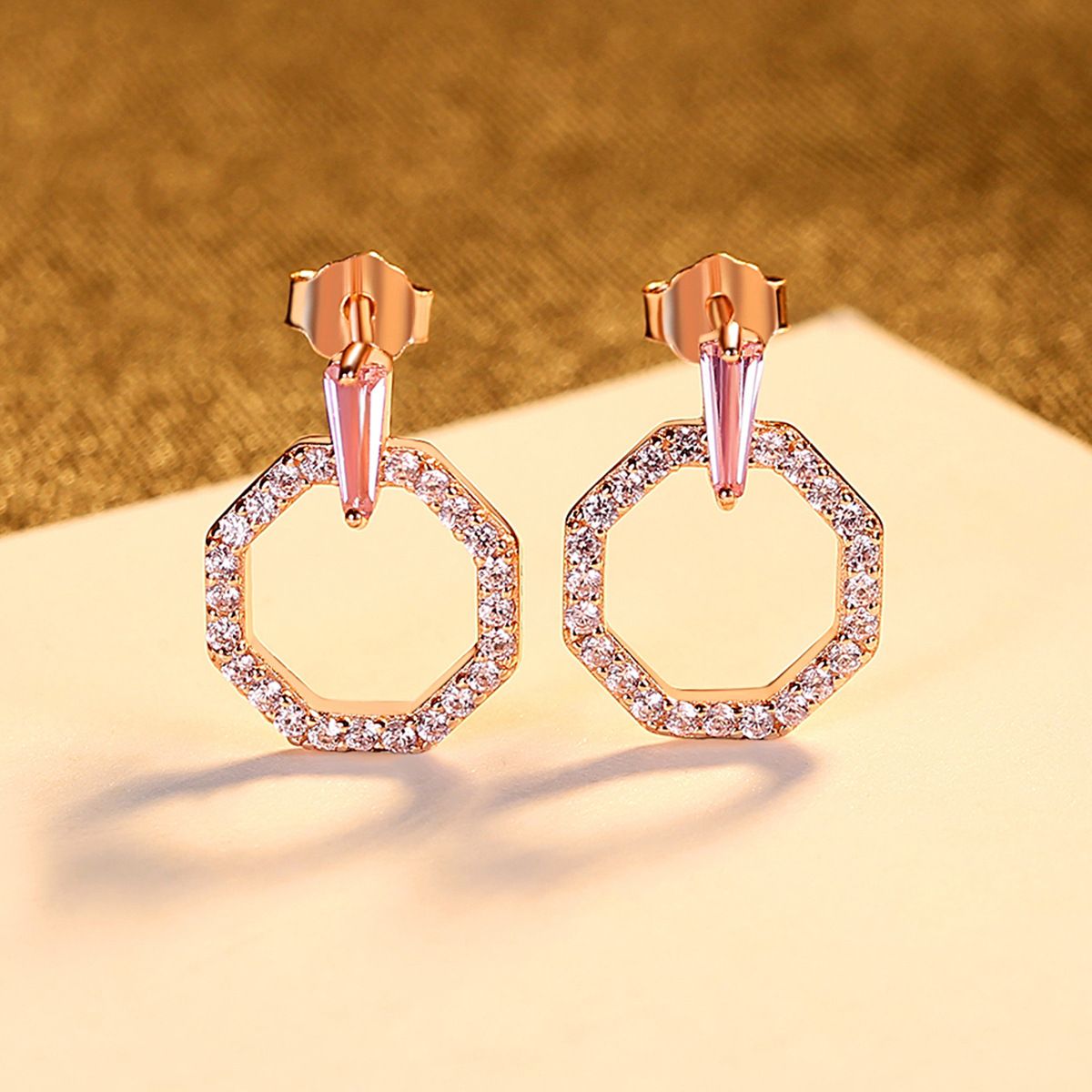 The Korean version of the "Little Chanel S925" earrings, with silver ear rings and pink zirconium stud earrings, is an elegant and fashionable wedding dress accessory Application Scenario