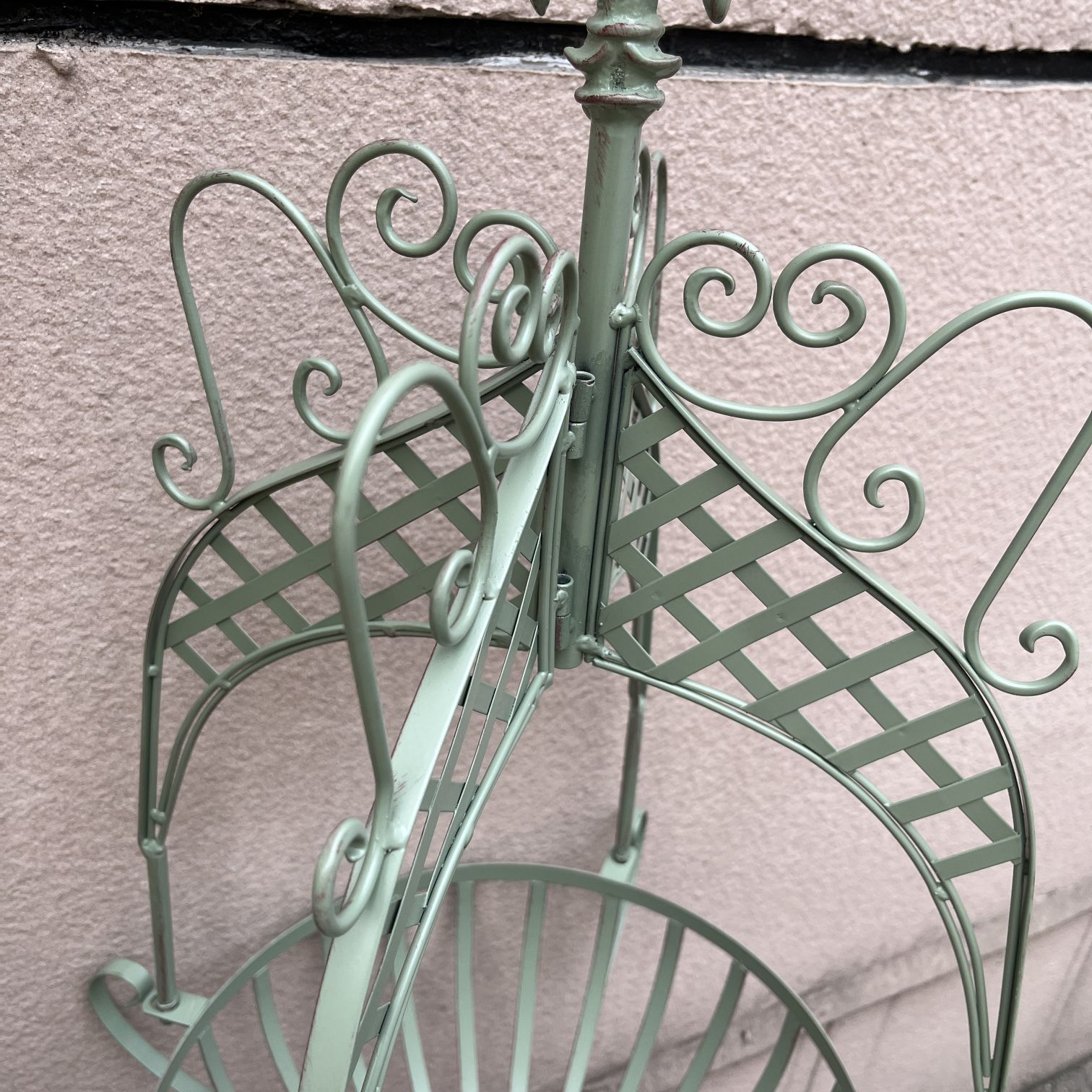 Vintage Do Old Wrought Iron Hanging Basket Pots Hanging Flower Rack Plants Support Outdoor Garden Green Rose Collection Flower Rack Patio Decoration Application Scenario