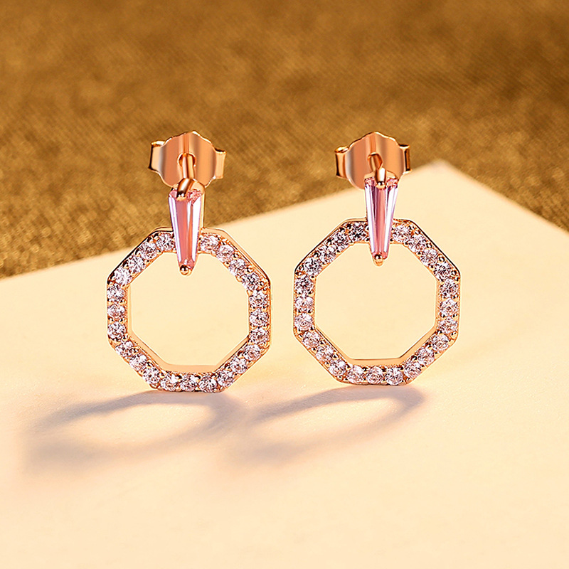 The Korean version of the "Little Chanel S925" earrings, with silver ear rings and pink zirconium stud earrings, is an elegant and fashionable wedding dress accessory details Picture