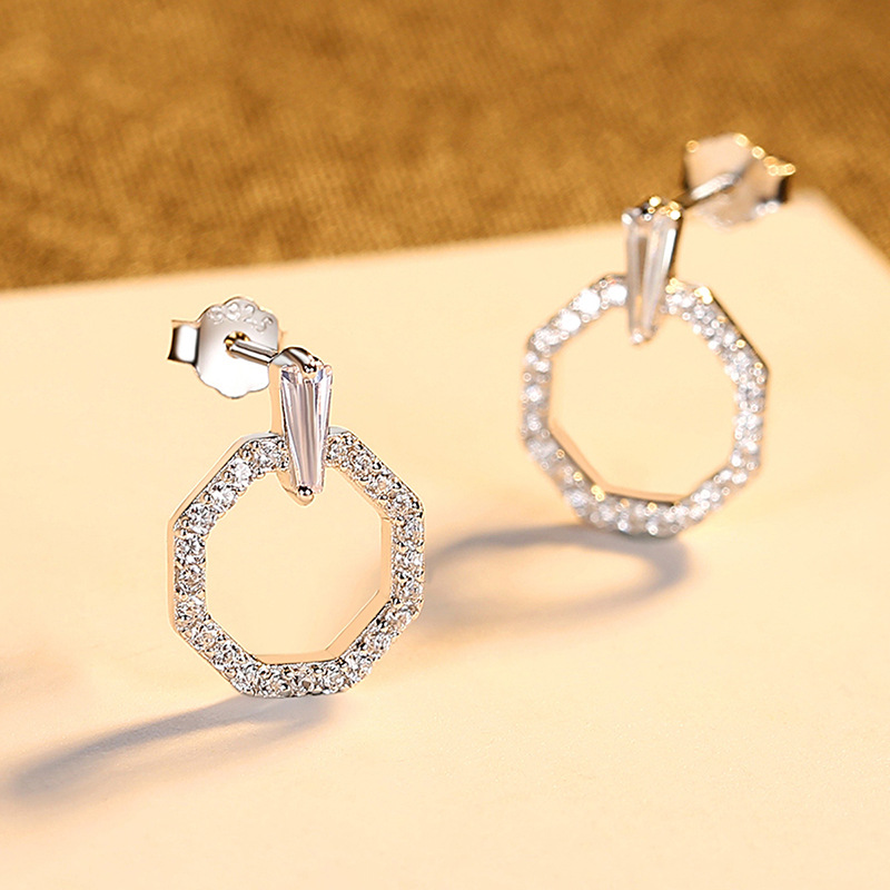 The Korean version of the "Little Chanel S925" earrings, with silver ear rings and pink zirconium stud earrings, is an elegant and fashionable wedding dress accessory detail image 3