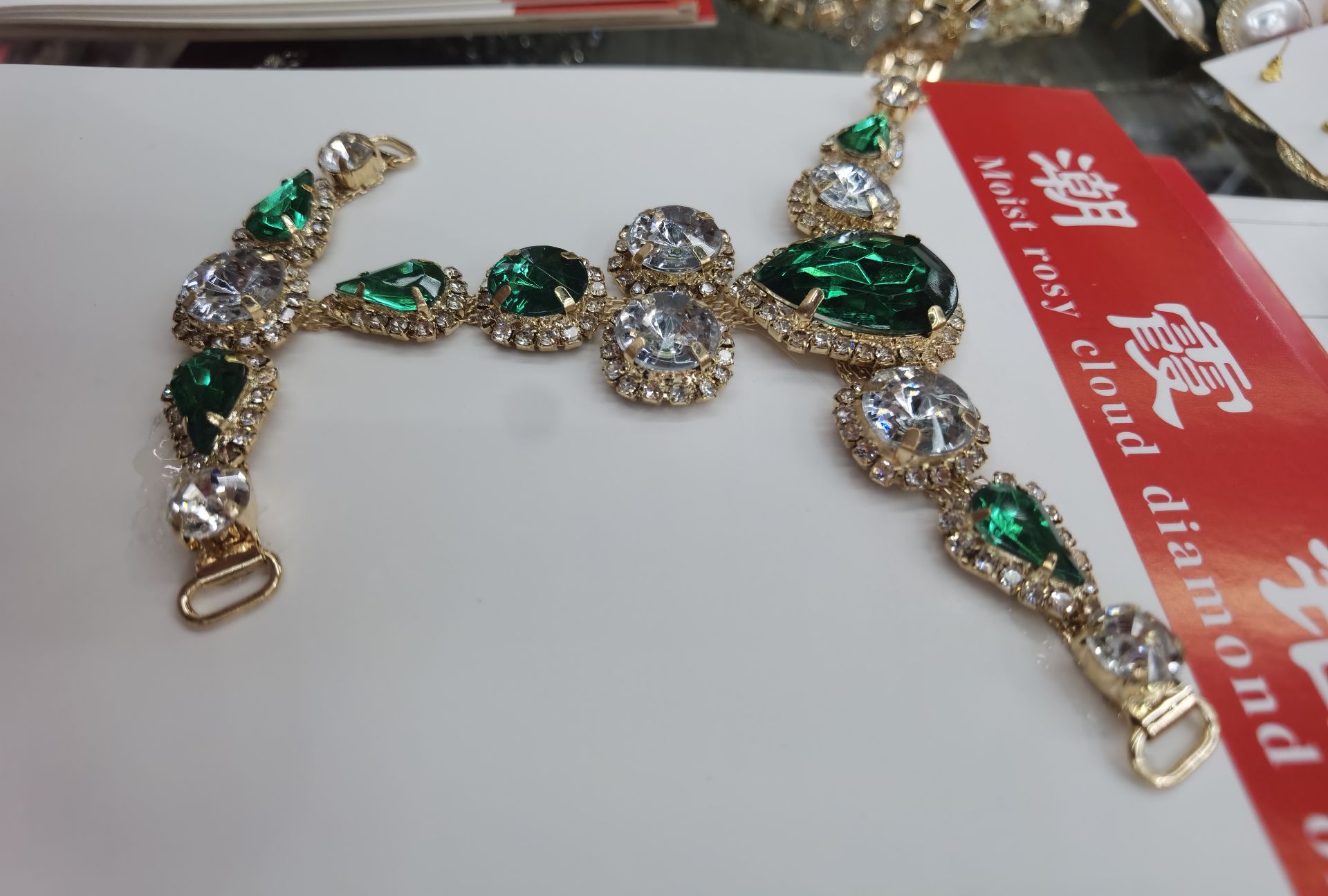 الصنادل المصنوعة من معدن لحام، مزخرفة بلحام الأحذية، details Picture