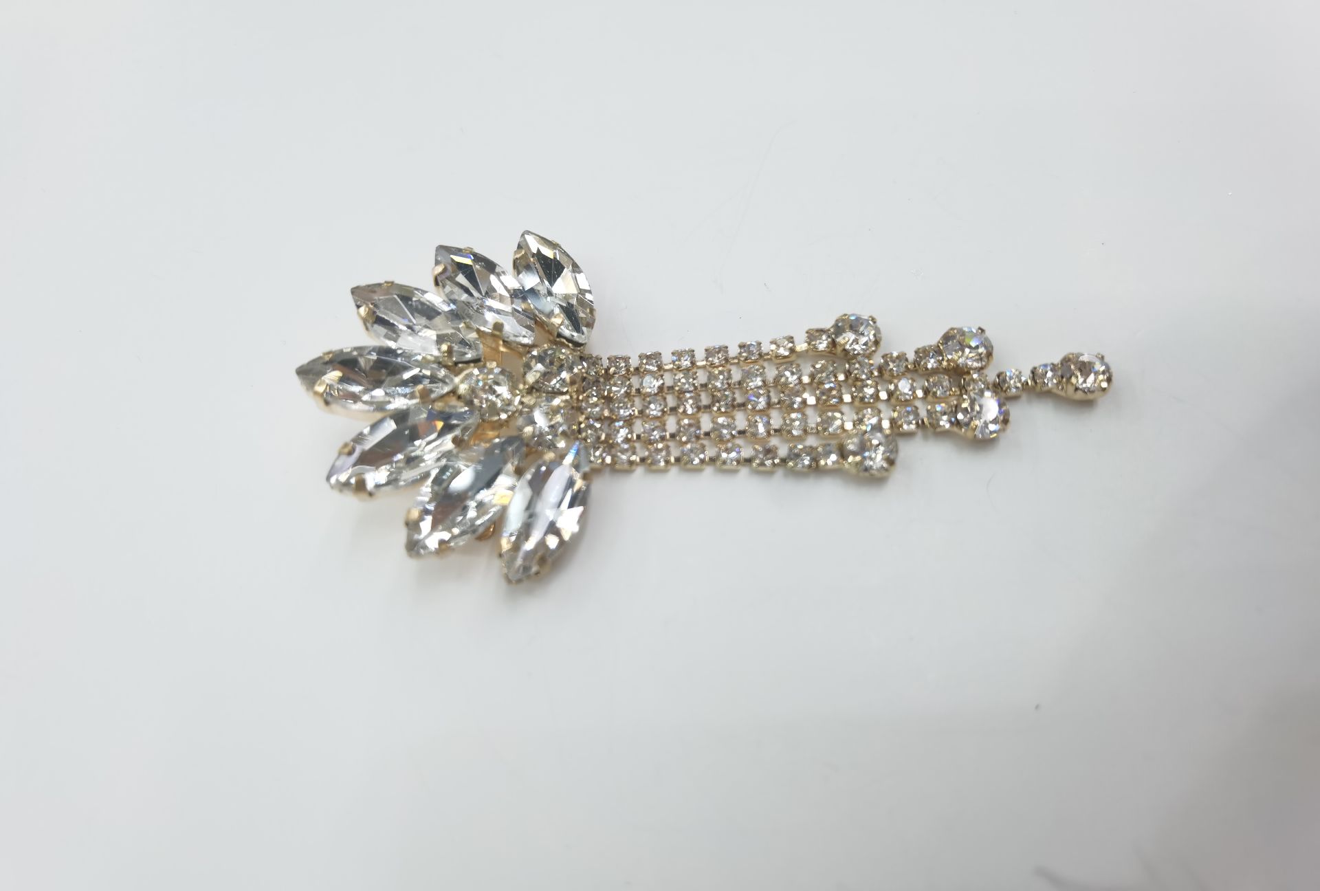 New foreign trade style welded white full diamond crystal horse eye earrings, personalized flower tassel earrings, Chao Xia 18 Specification image