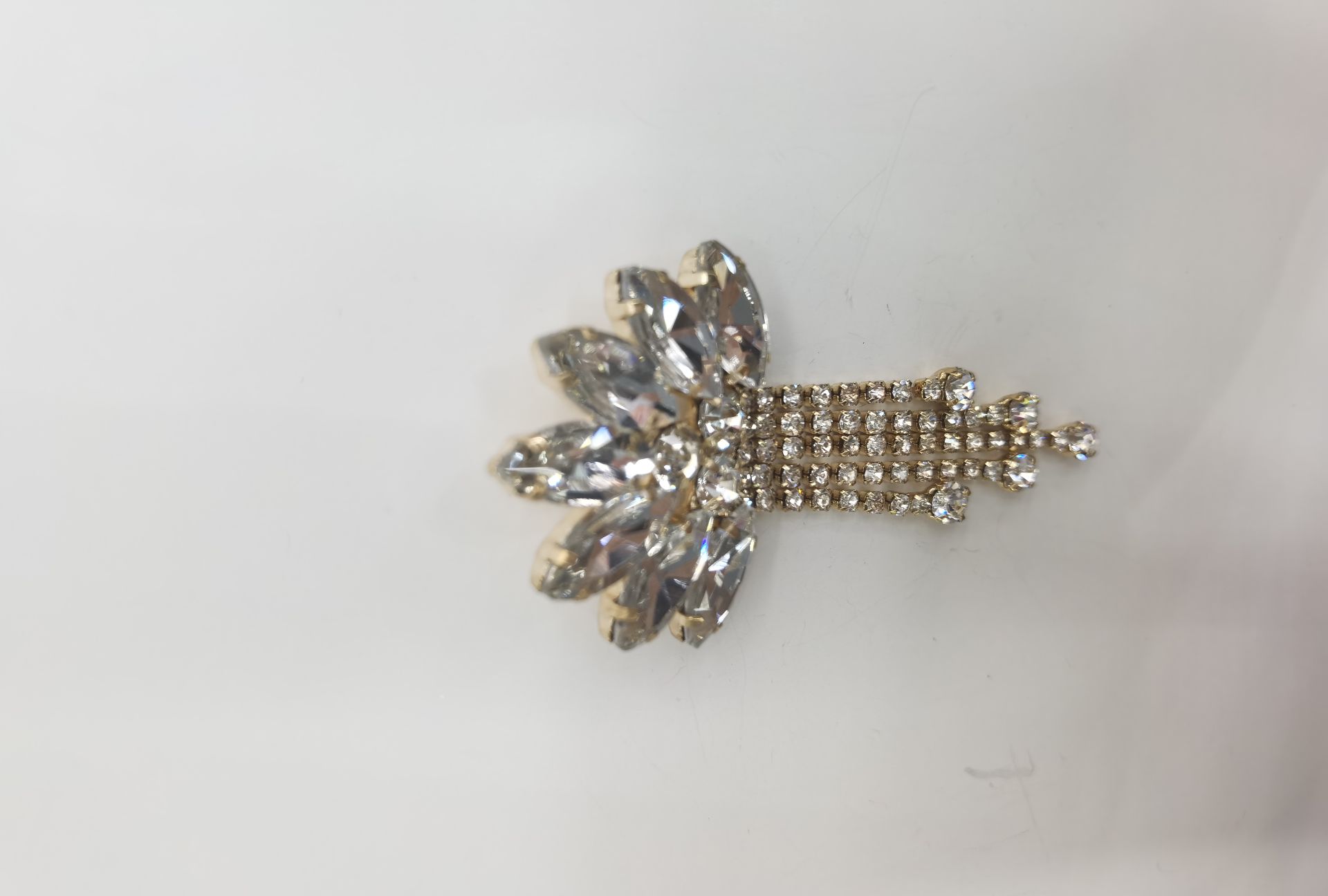New foreign trade style welded white full diamond crystal horse eye earrings, personalized flower tassel earrings, Chao Xia 18 Application Scenario