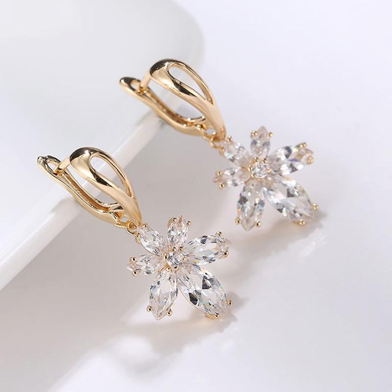 Wholesale of fashionable European and American earrings, 18K gold copper-plated ear buckles, exaggerated earrings and stud earrings details Picture