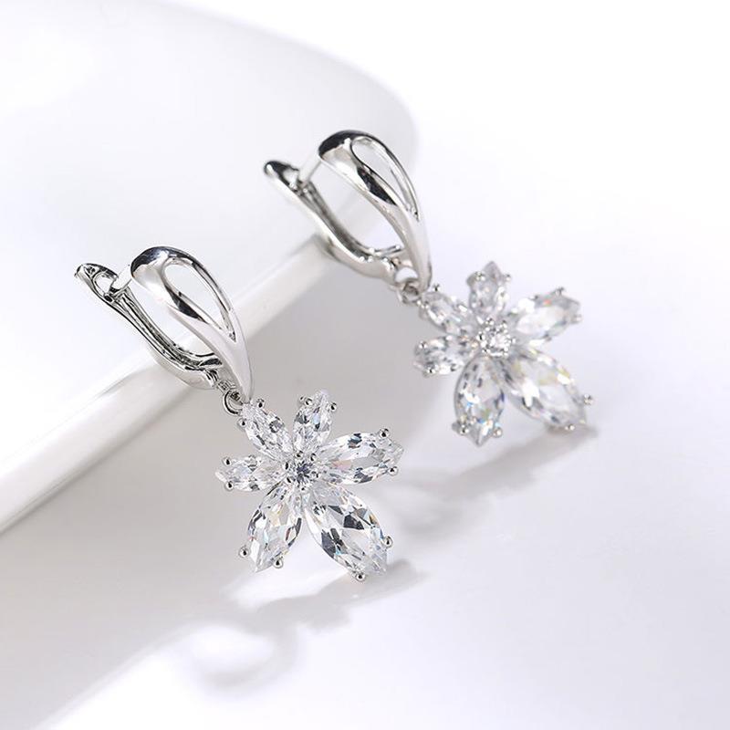 Wholesale of fashionable European and American earrings, 18K gold copper-plated ear buckles, exaggerated earrings and stud earrings Specification image