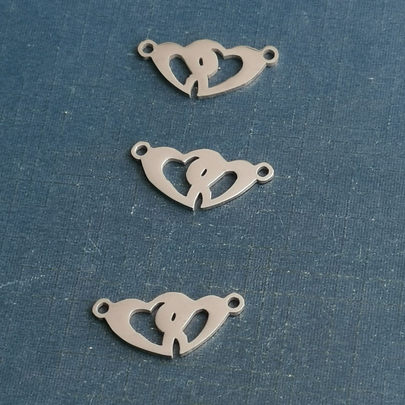 Cross-border best-selling gold and silver dual-color DIY titanium steel jewelry accessories, heart-shaped heart hollowed-out bracelet pendant, stainless steel