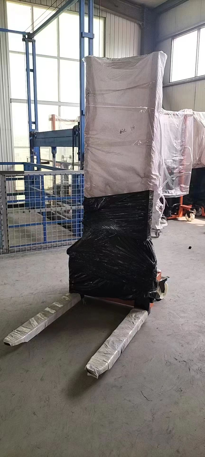 1.6-meter semi-electric stacker, electric forklift lift, electric lifting forklift, loading and unloading forklift (2/2.5 meters, 3 meters) detail image 3