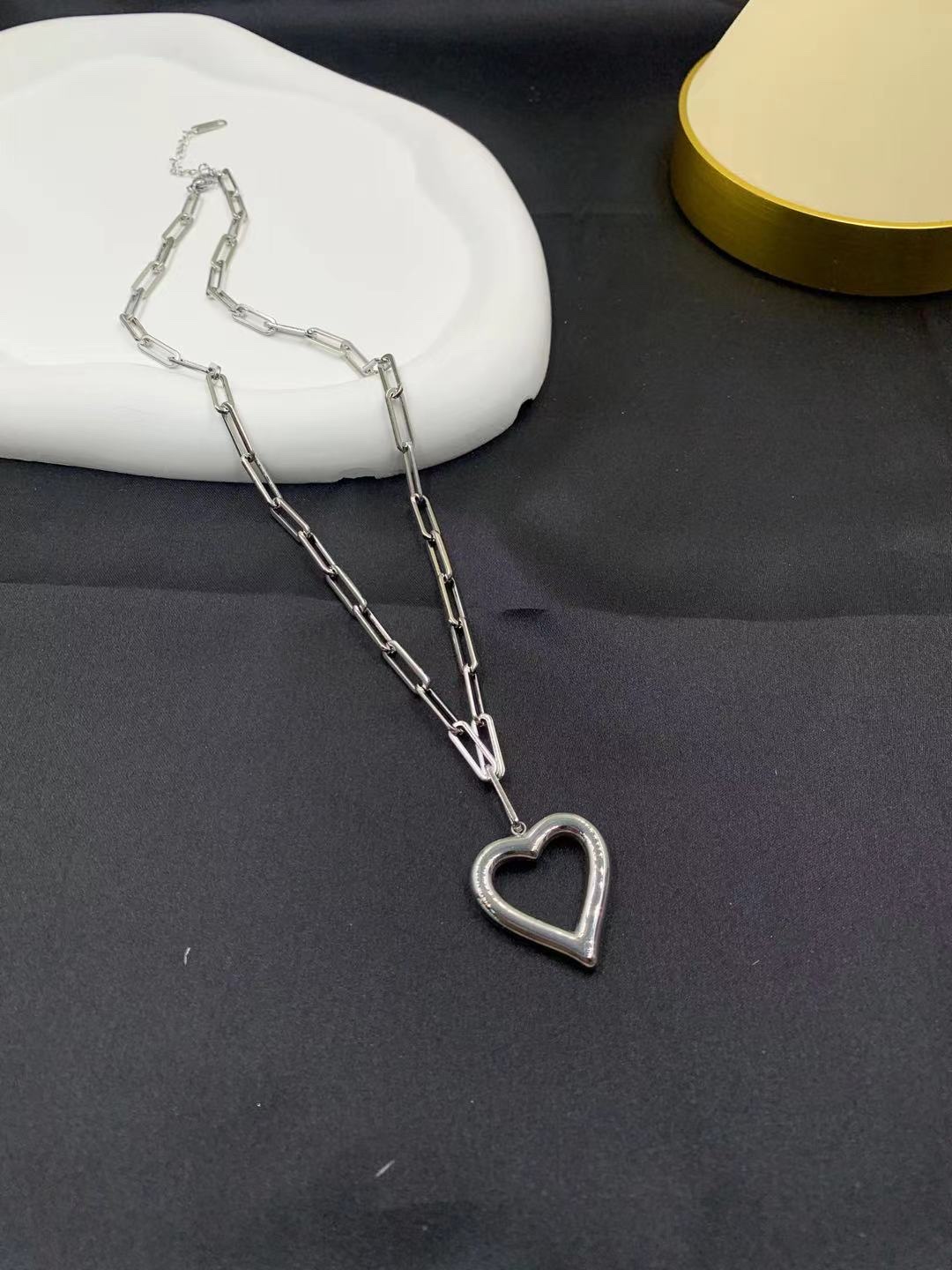 Heart-shaped hollowed-out necklace, Bao 'oulai Bao 'oulai Bao 'oulai Bao 'oulai Bao