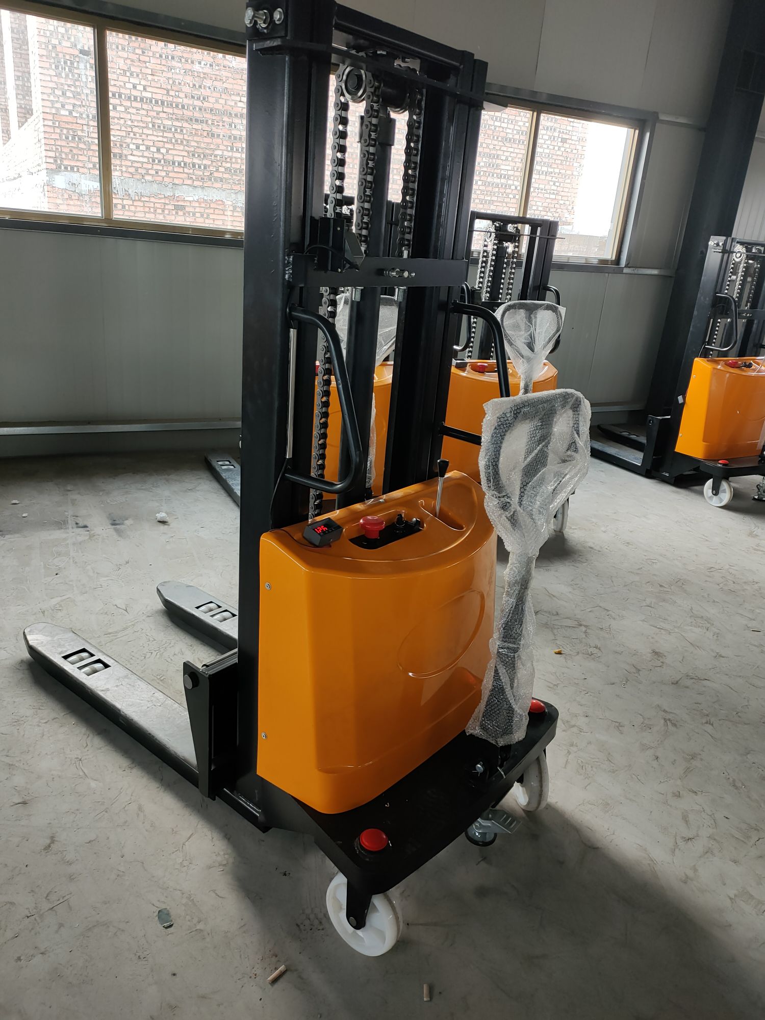 1.6-meter semi-electric stacker, electric forklift lift, electric lifting forklift, loading and unloading forklift (2/2.5 meters, 3 meters)