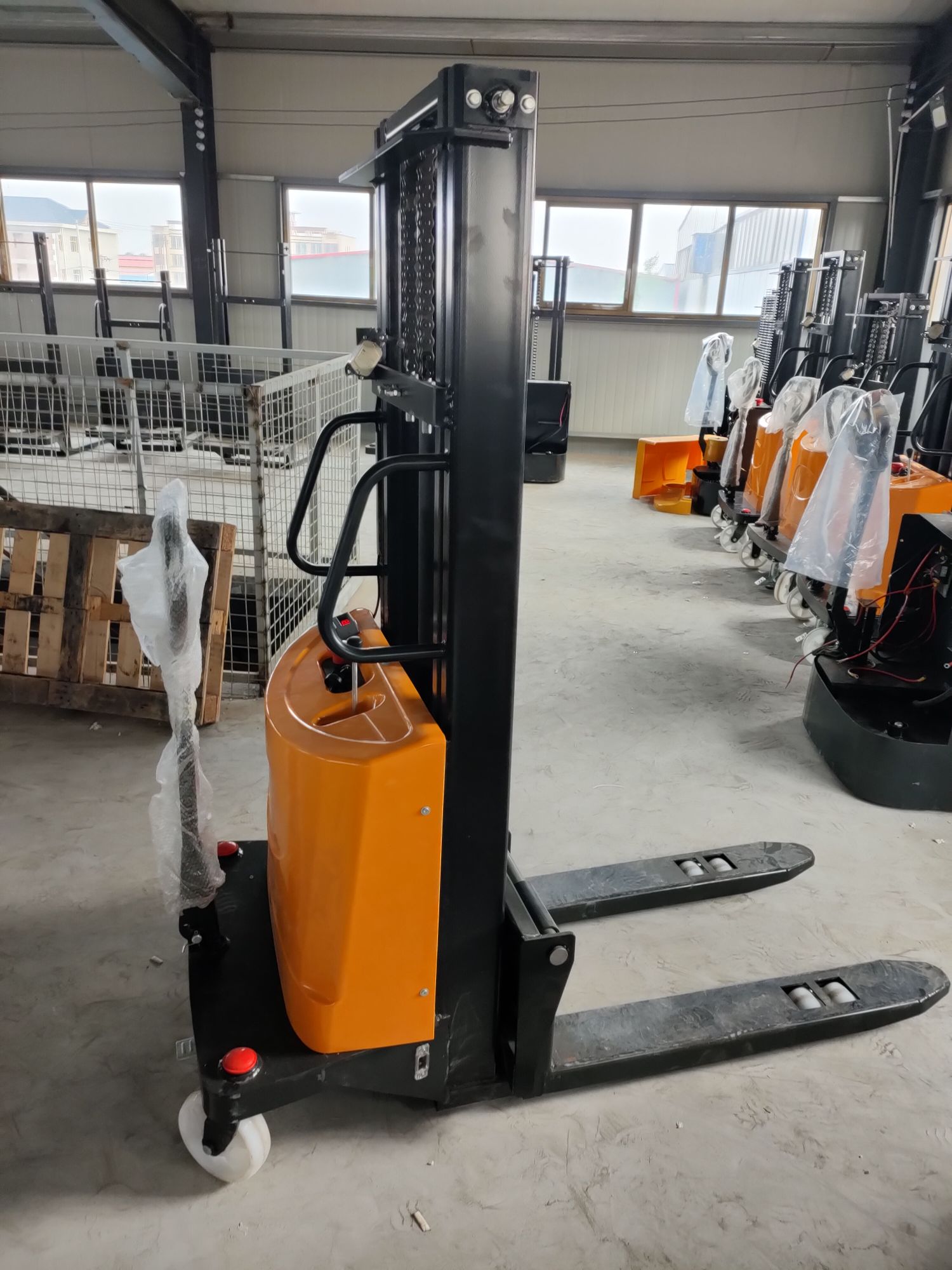 1.6-meter semi-electric stacker, electric forklift lift, electric lifting forklift, loading and unloading forklift (2/2.5 meters, 3 meters) detail image 5