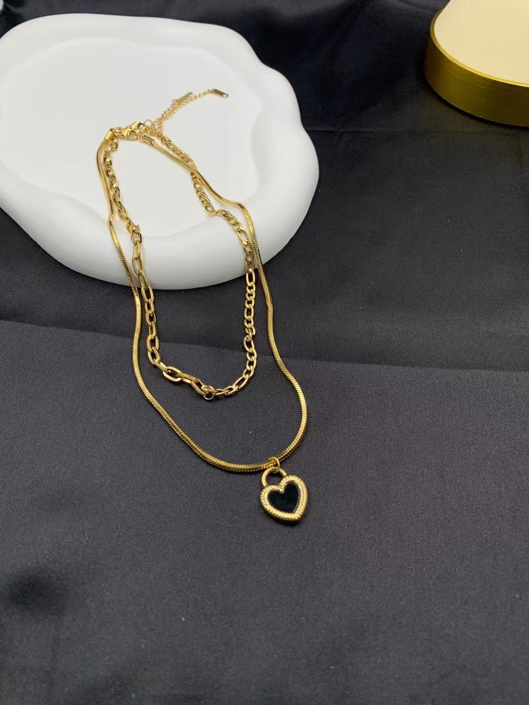 Black and white double-sided heart necklace, Bao 'olai Bao 'olai Bao 'olai Bao 'olai Bao details Picture