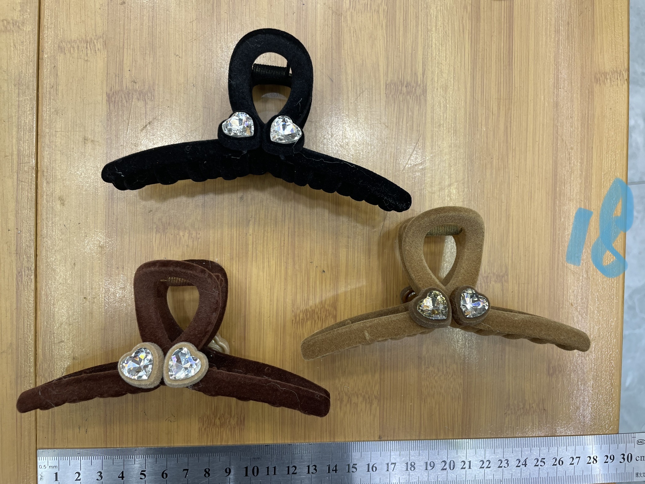 Hair Clips Are Popular In Autumn And Winter full figure