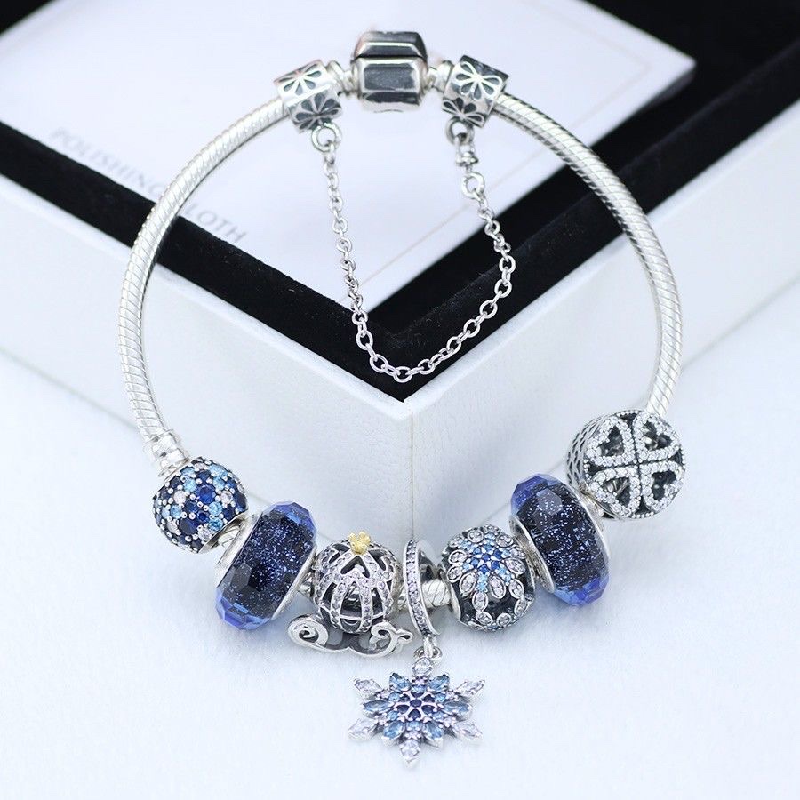 A fashionable and popular girls' pendant with diamond chain bracelet in sapphire blue in Europe and America