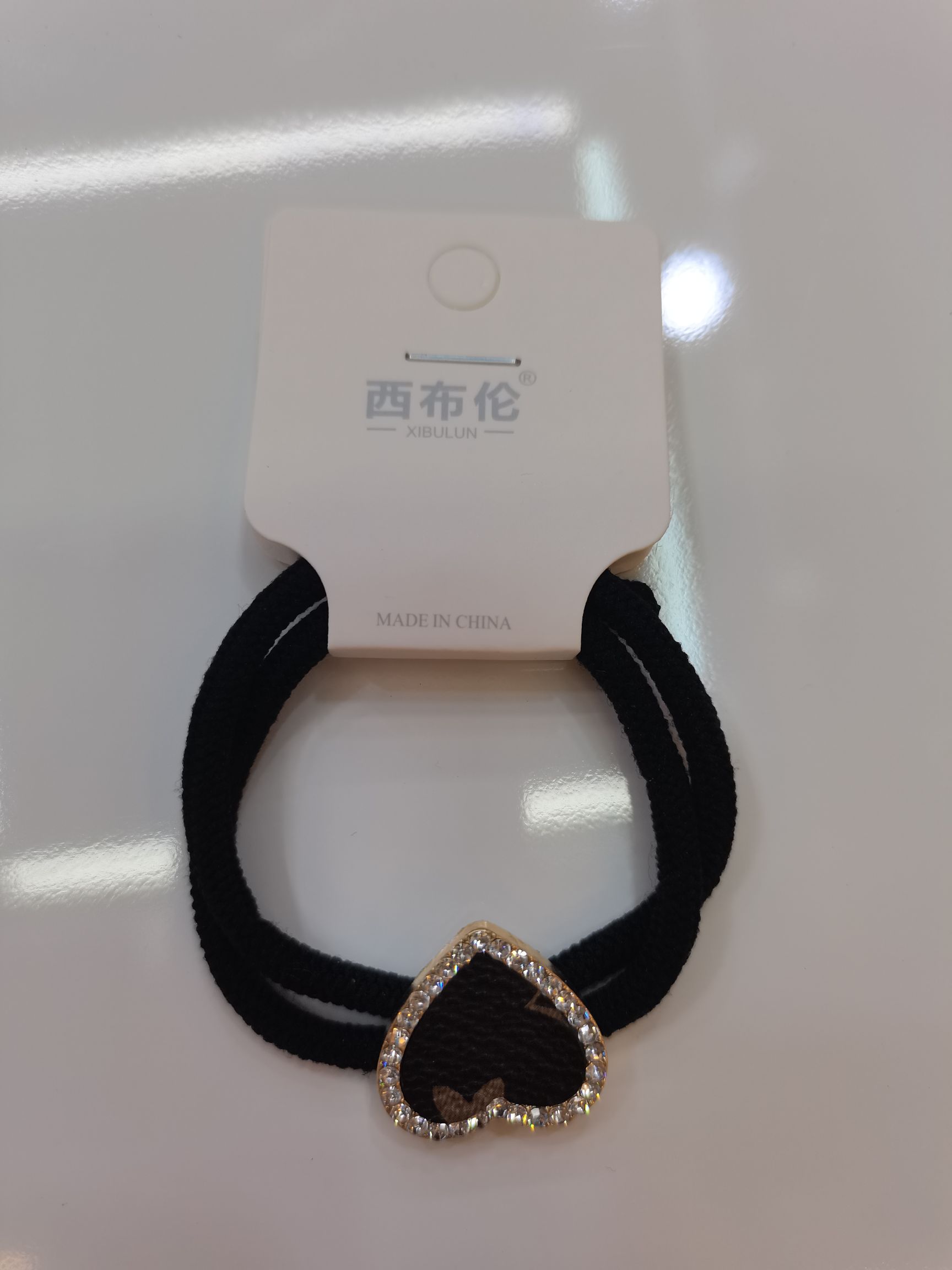 وقد تم حفر ثقوب على شكل أكواخ من مجموعة من الحلي اللينة الغربية Item Picture