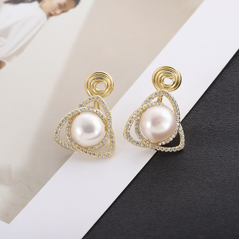 Ear clip women's pearl earrings without ear holes, high-end design sense, light luxury, retro and niche style earrings detail image 2