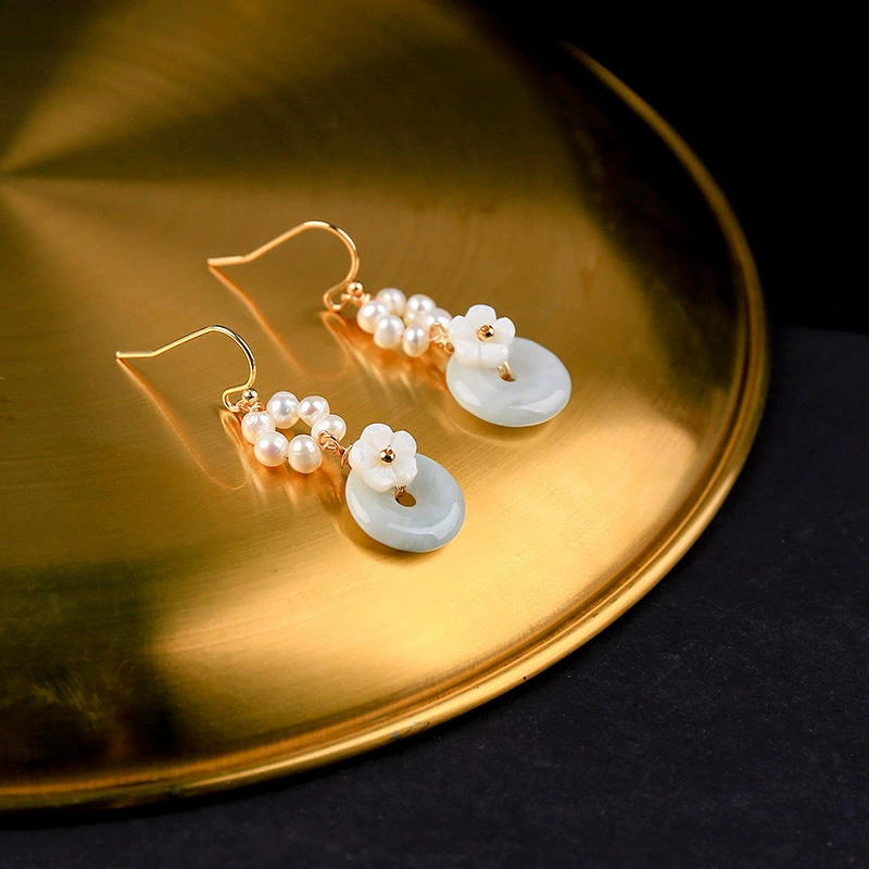 Factory direct sales of freshwater pearl fashionable and elegant shell flower green peace pendant earrings detail image 3