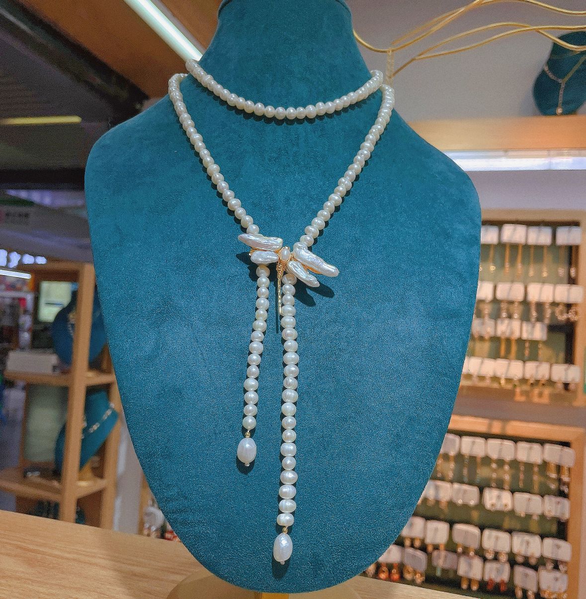 Factory direct sales live-streaming best-selling natural pearl Baroque dragonfly sweater chain detail image 2