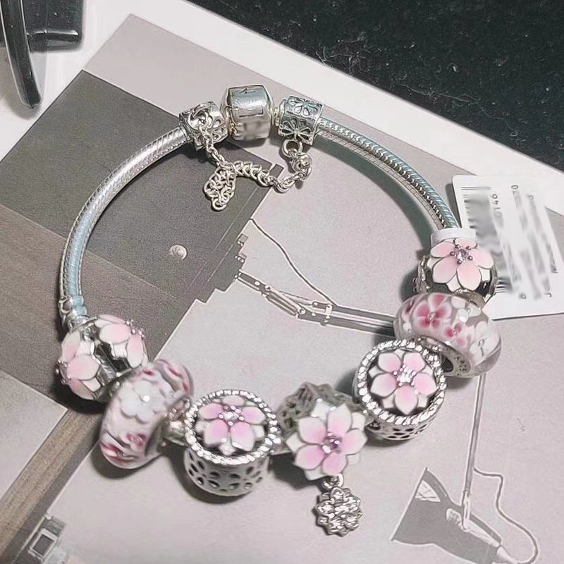A popular pink chain bracelet for girls in Europe and America, featuring "Three Lives, Three Worlds, Ten Miles of Peach Blossoms" details Picture