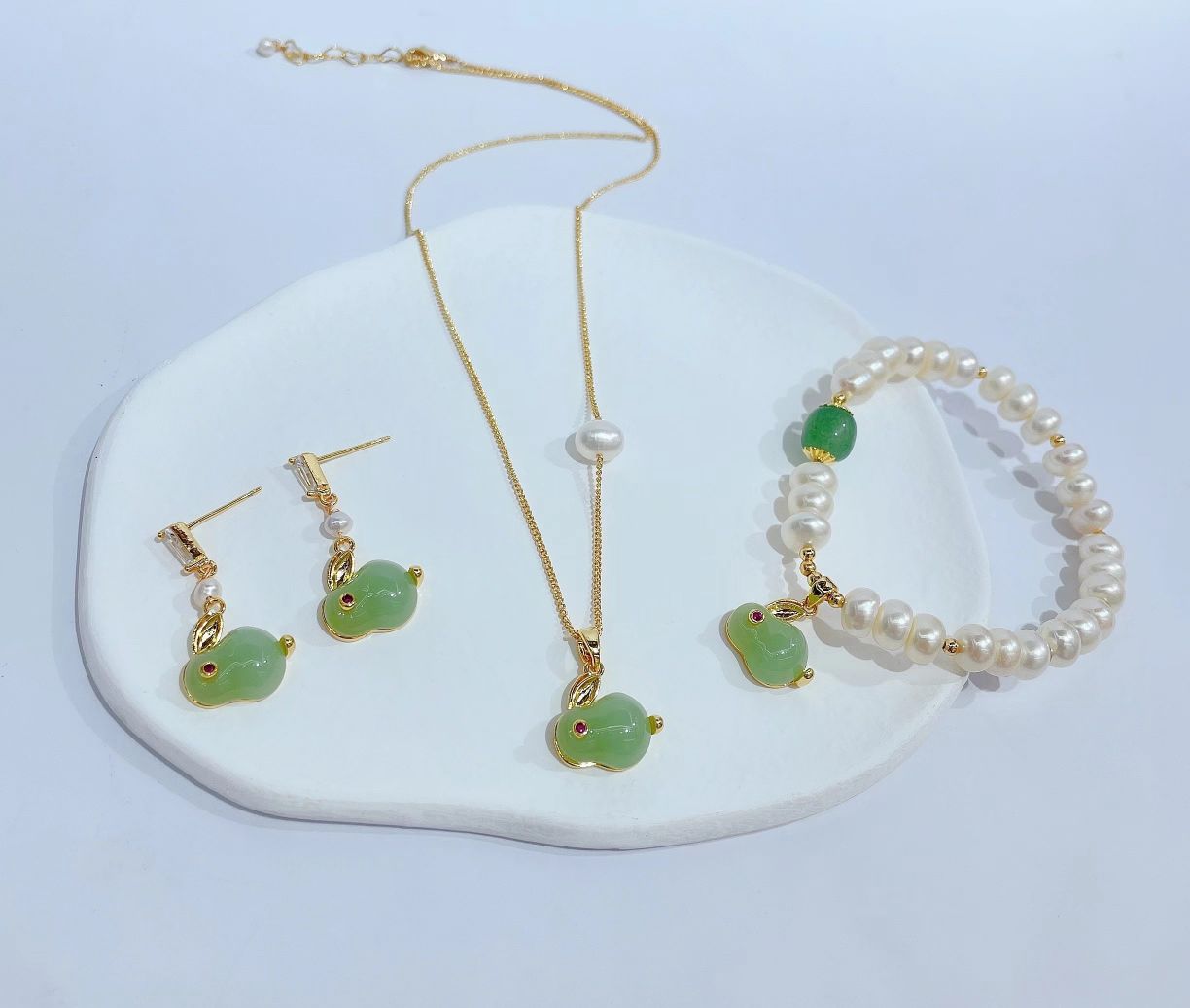 Original design natural pearl jade Rabbit Year Zodiac Year necklace set details Picture