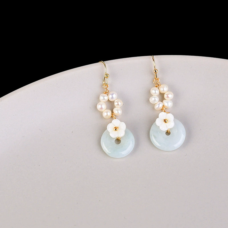 Factory direct sales of freshwater pearl fashionable and elegant shell flower green peace pendant earrings details Picture