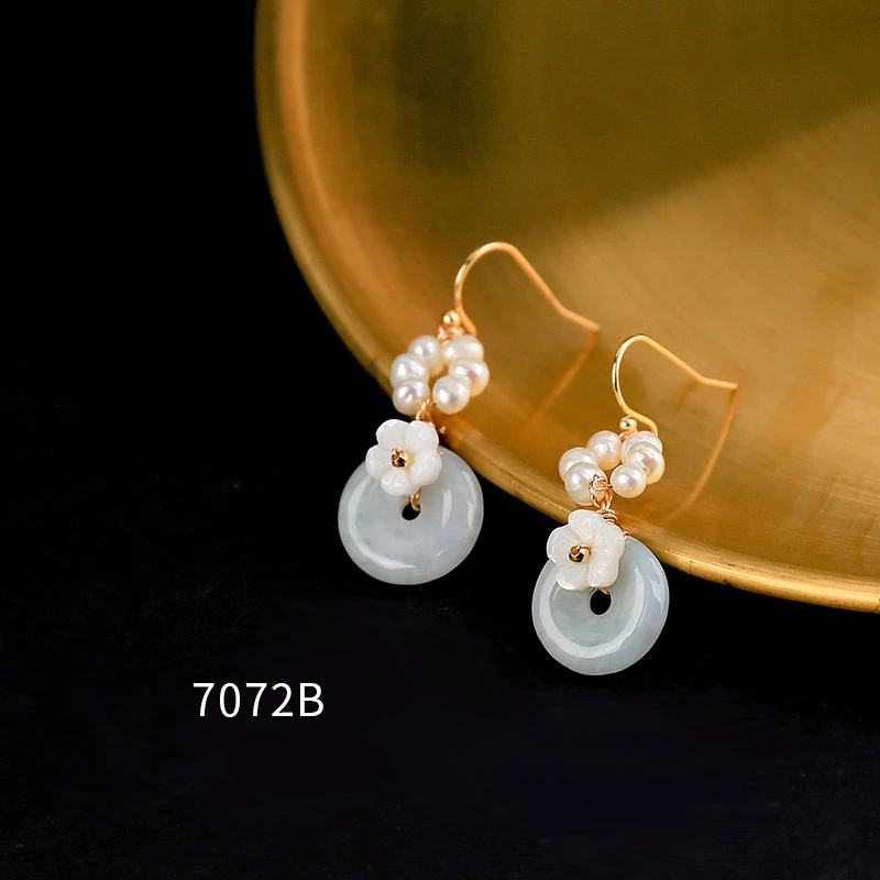 Factory direct sales of freshwater pearl fashionable and elegant shell flower green peace pendant earrings detail image 4