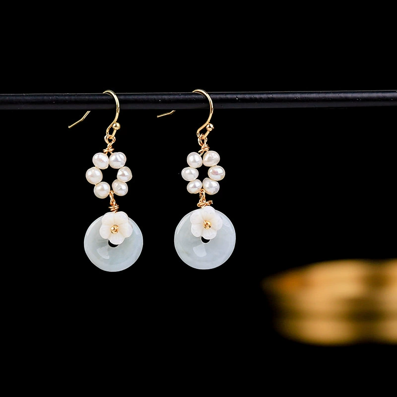 Factory direct sales of freshwater pearl fashionable and elegant shell flower green peace pendant earrings