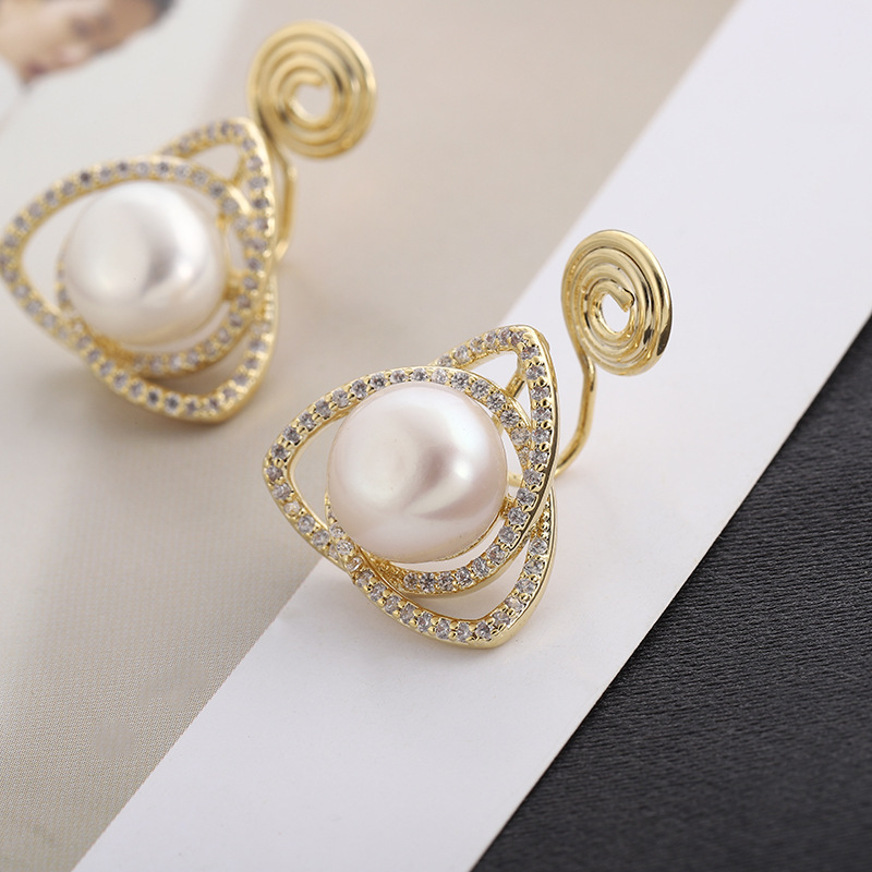 Ear clip women's pearl earrings without ear holes, high-end design sense, light luxury, retro and niche style earrings Application Scenario