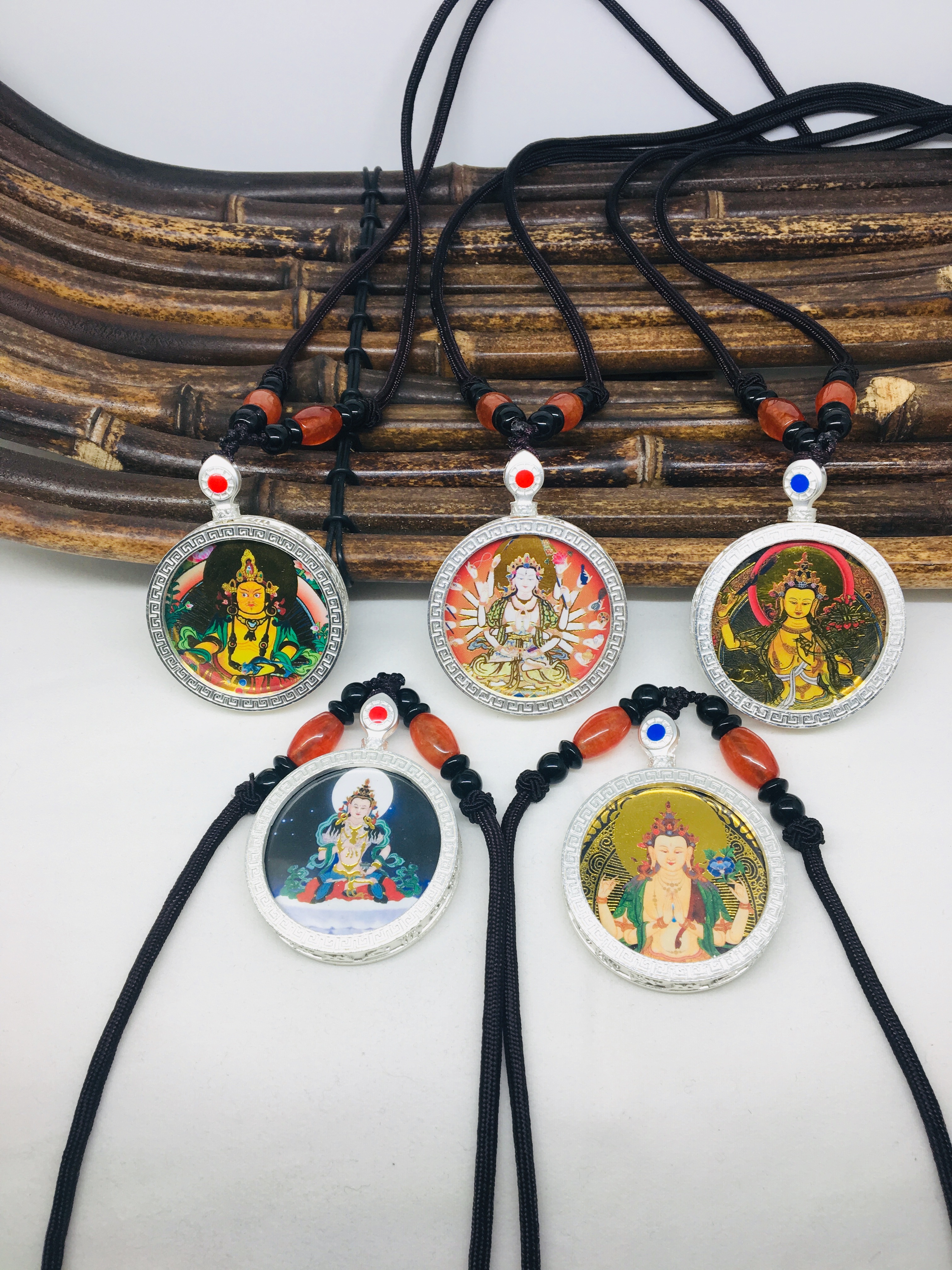 Round Thangka silver pendant necklace, white gold pendant necklace, green tara pendant necklace Application Scenario