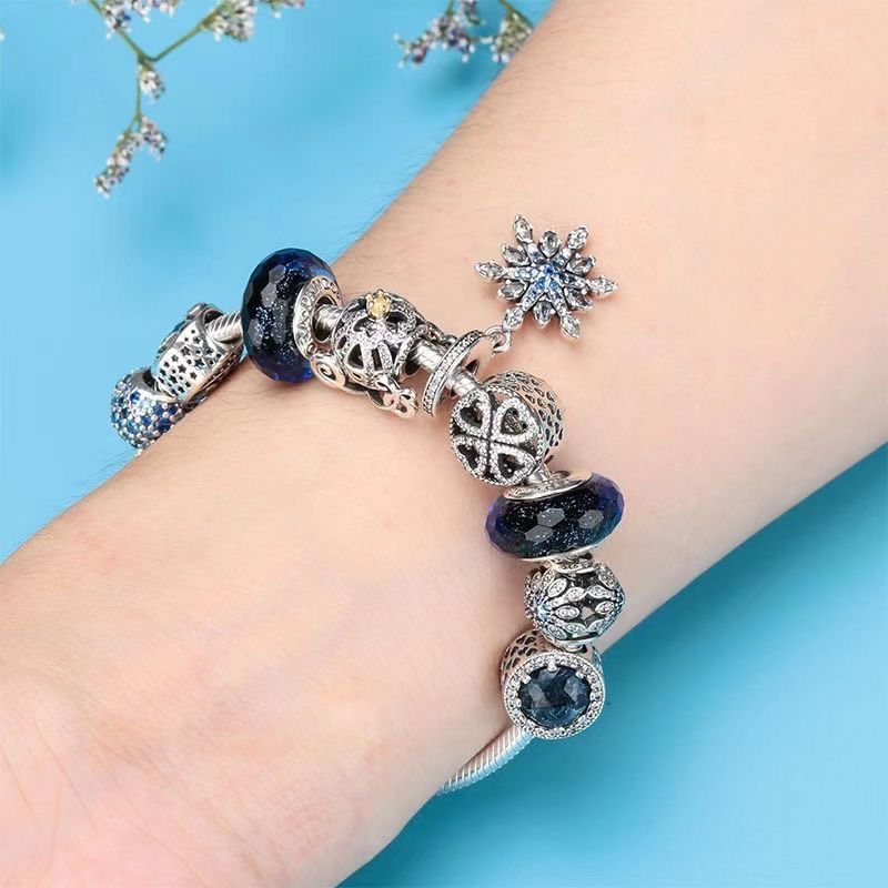 A fashionable and popular girls' pendant with diamond chain bracelet in sapphire blue in Europe and America Item Picture