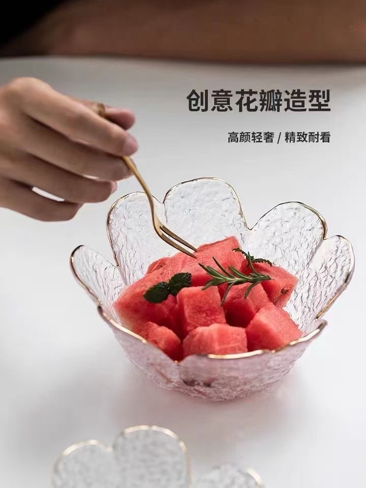 Glass plates, glass bowls, creative home daily necessities and decorative items, high-end decoration Application Scenario