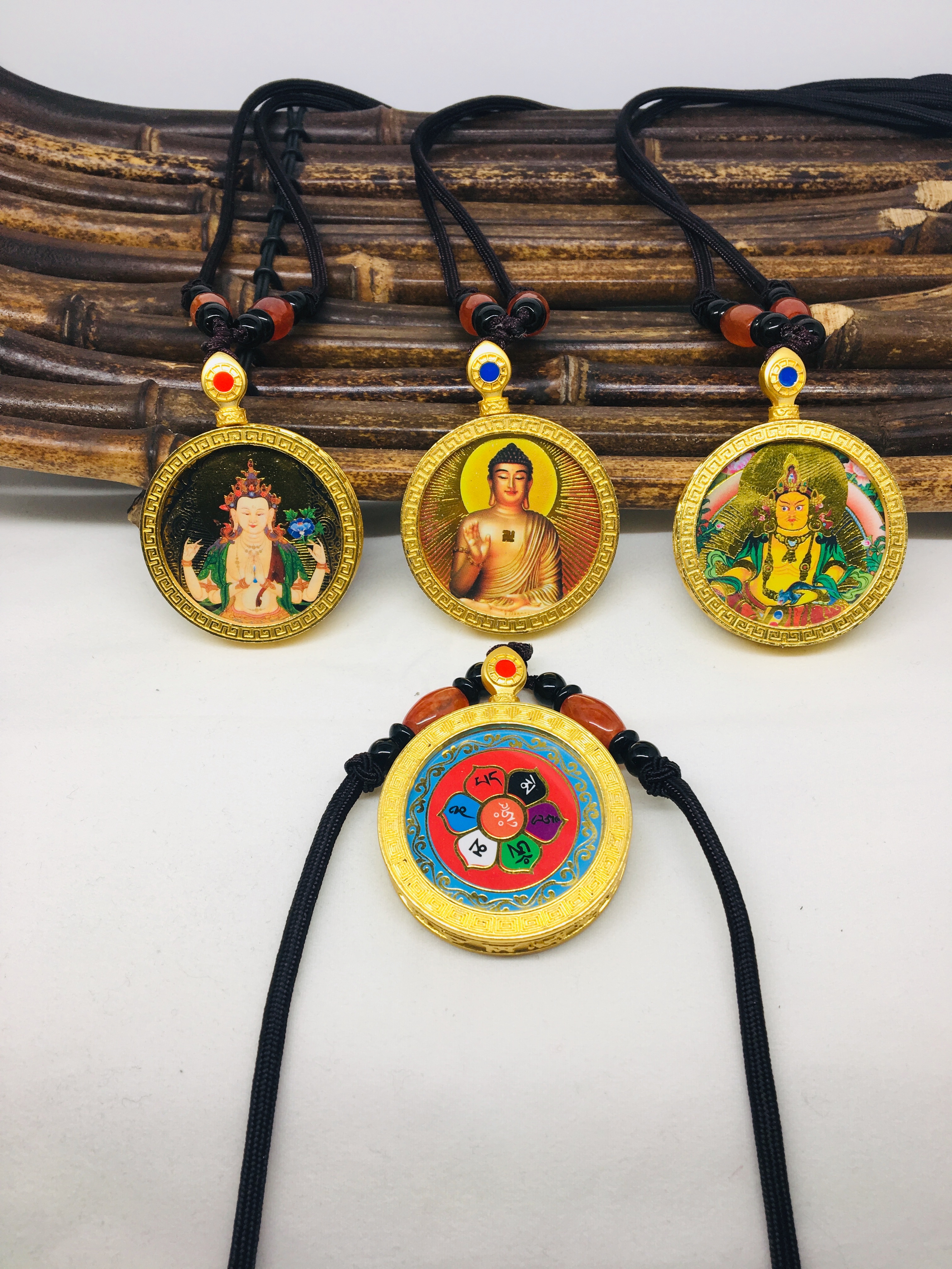 Round golden Thangka pendant necklace, gilded pendant necklace, six-character mantra pendant necklace Specification image
