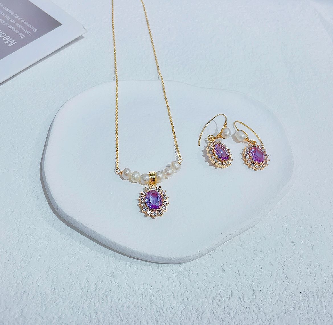 An original designer's high-end amethyst set paired with natural pearls Application Scenario