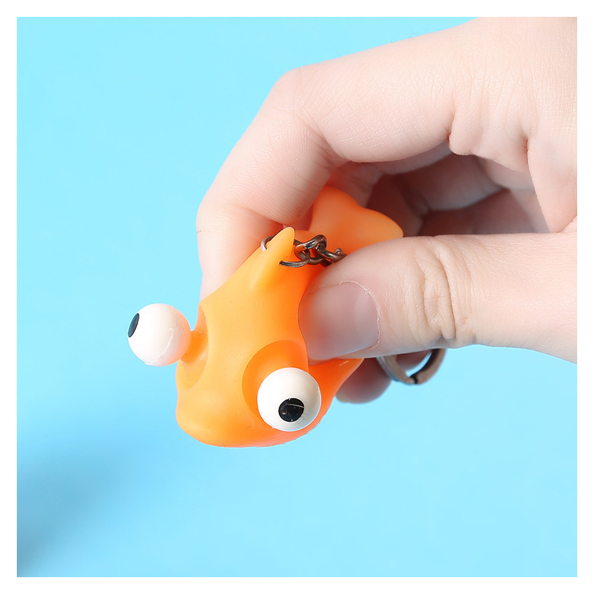 突眼钥匙扣搪胶发泄玩具新款金鱼突眼可爱卡通挤眼钥匙扣小挂件 搪胶发泄产品厂家 详情图4