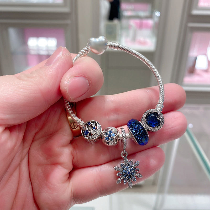 A trendy and fashionable royal blue pendant chain bracelet for girls in Europe and America Application Scenario