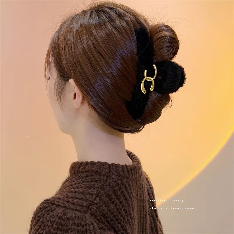 Autumn and winter, a small chanel-style plush super large hairpin, a female updo on the back of the head, a shark furry hairpin, with a high-end feel Specification image