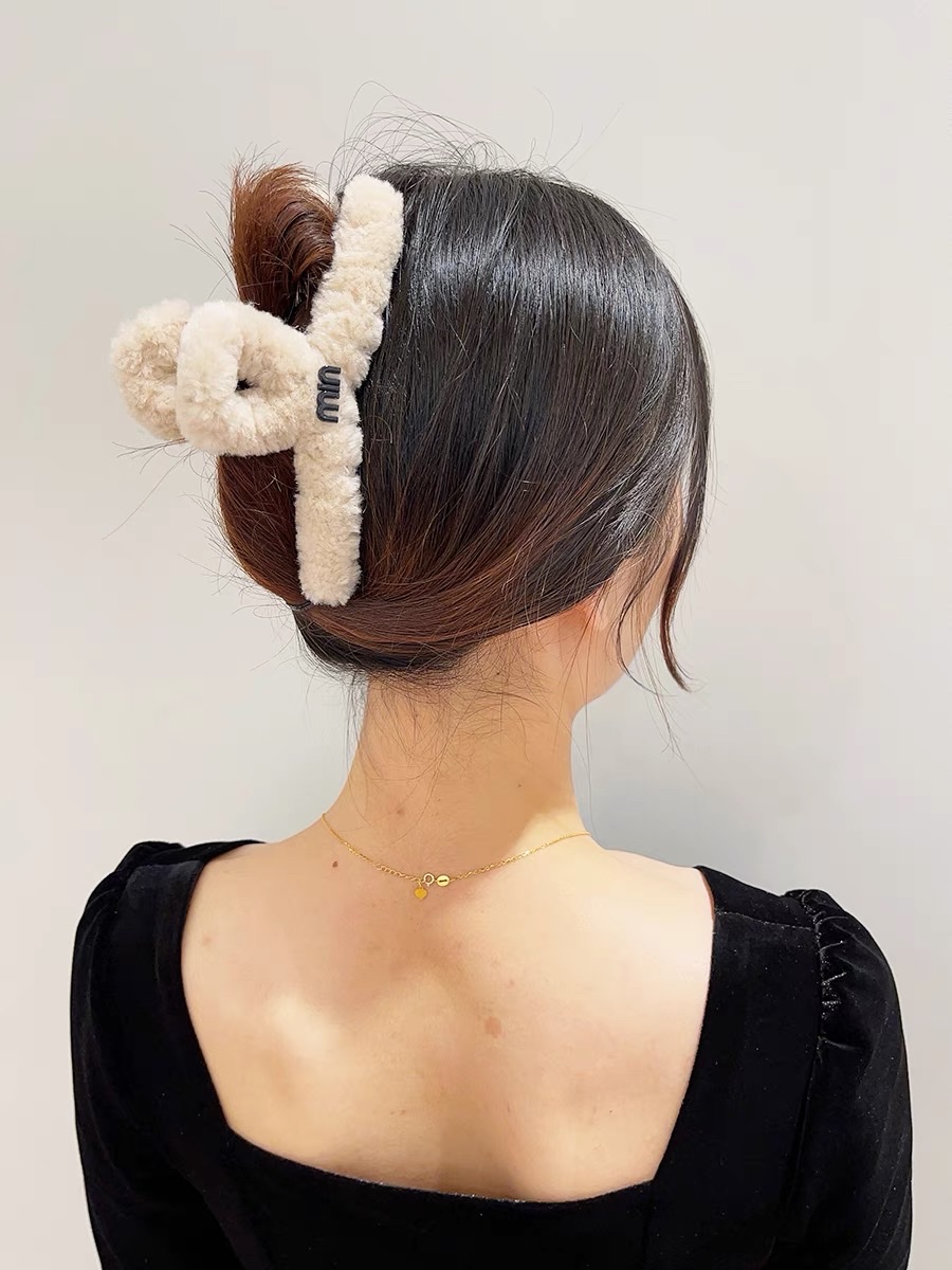 Autumn and winter hair clips, lamb wool 2022, furry and fleece hair clips, popular large shark clips, hair clips, back of the head clips Item Picture