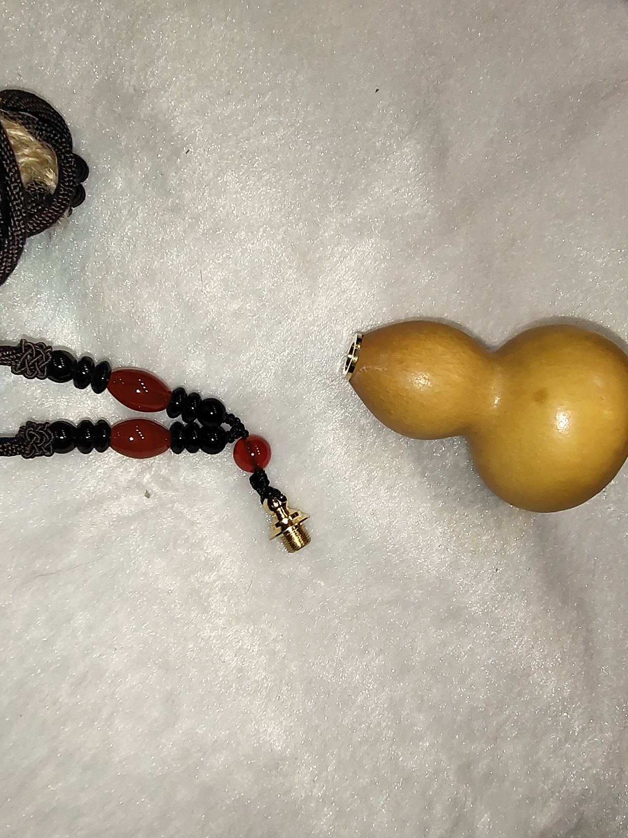 A natural gourd aged necklace with copper inlays Application Scenario