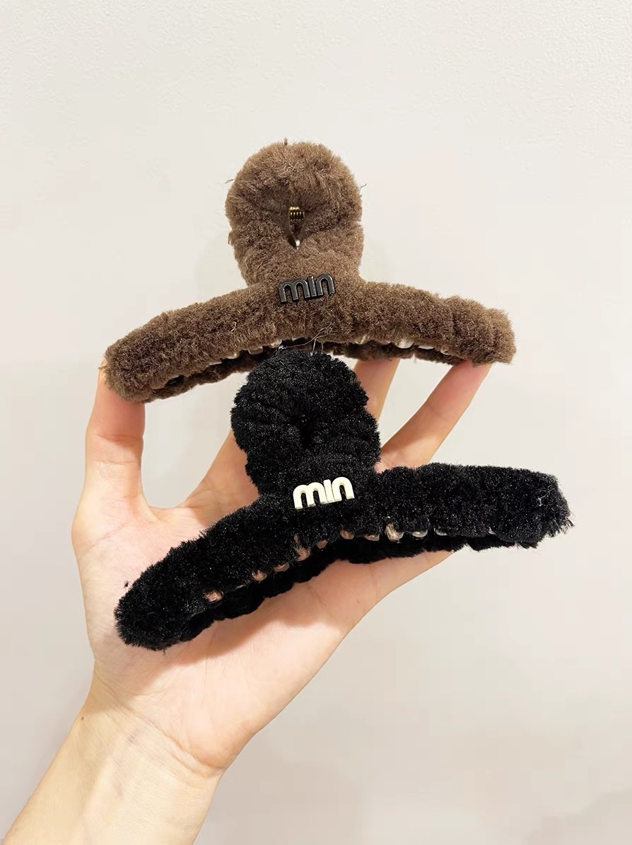 Autumn and winter hair clips, lamb wool 2022, furry and fleece hair clips, popular large shark clips, hair clips, back of the head clips Application Scenario