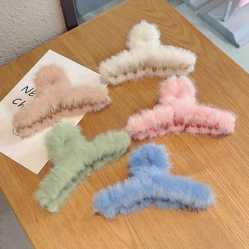 Plush claw clips, hair clips, autumn and winter large shark clips, hair clips, popular 2021 new style, elegant hair clips Application Scenario
