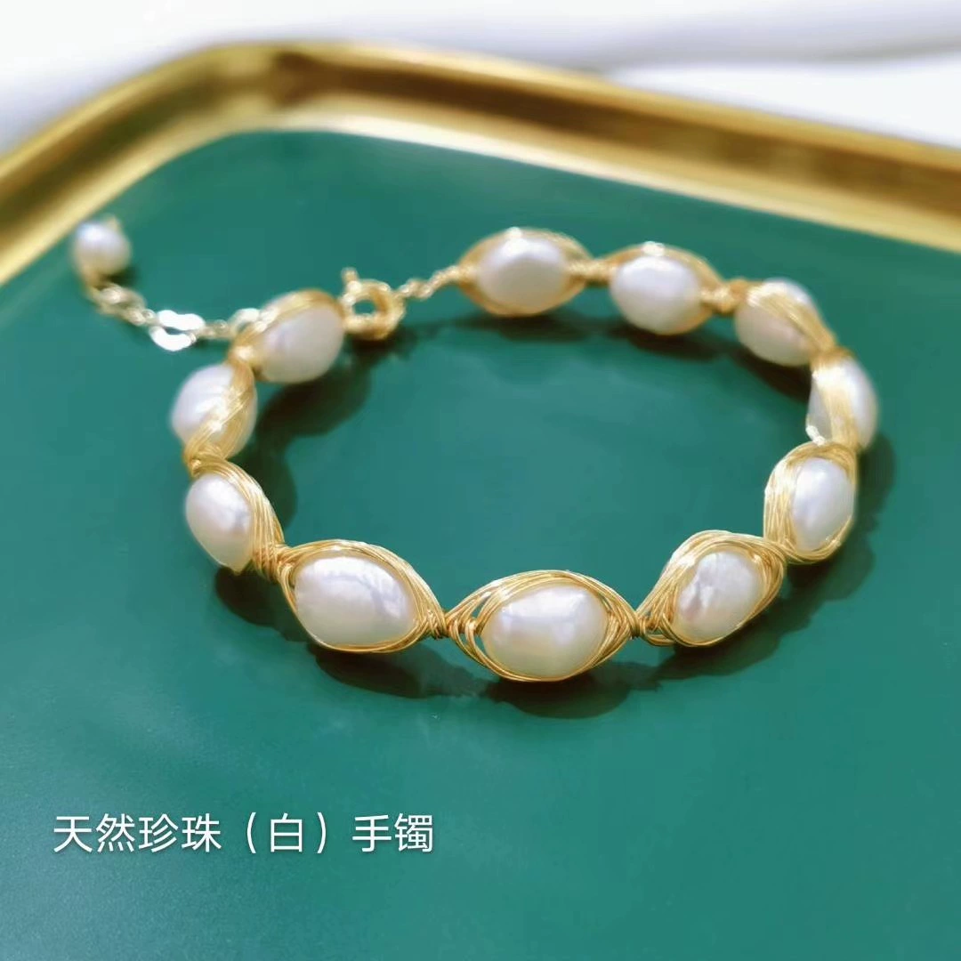 A new Korean-style natural pearl bracelet is selling well during a live stream. It's a versatile and stylish handcrafted irregular freshwater pearl bracelet for women
