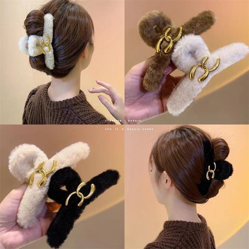 Autumn and winter, a small chanel-style plush super large hairpin, a female updo on the back of the head, a shark furry hairpin, with a high-end feel